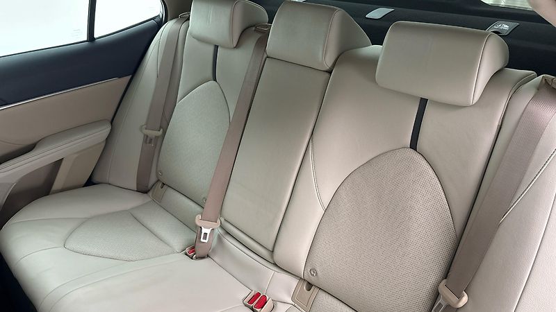 Toyota Camry 2.5 Hybrid AUT Executive - fotka 16 z 29