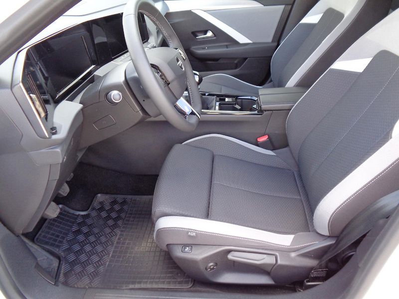 Opel Astra 1,2T SportsTourer,Edition,Komf - fotka 11 z 24