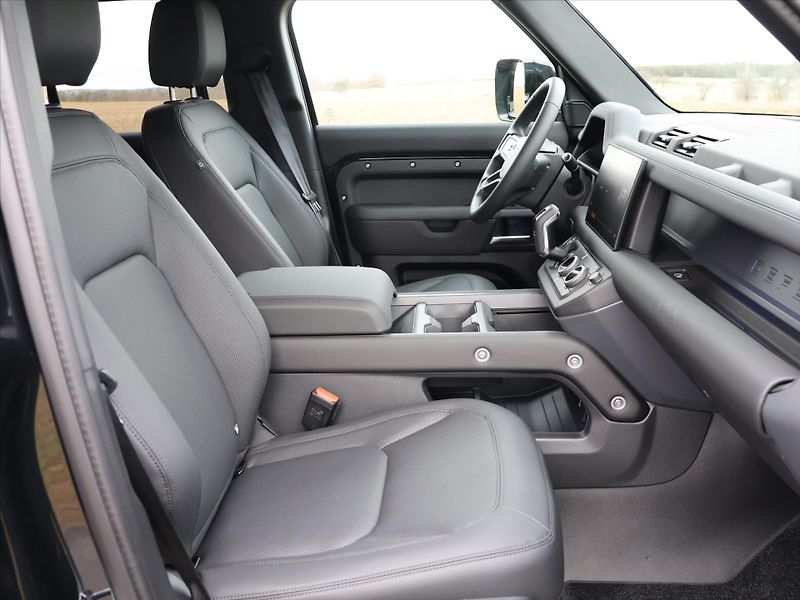 Land Rover Defender 5,0 110 P425 X-DYNAMIC CZ DPH - fotka 14 z 39