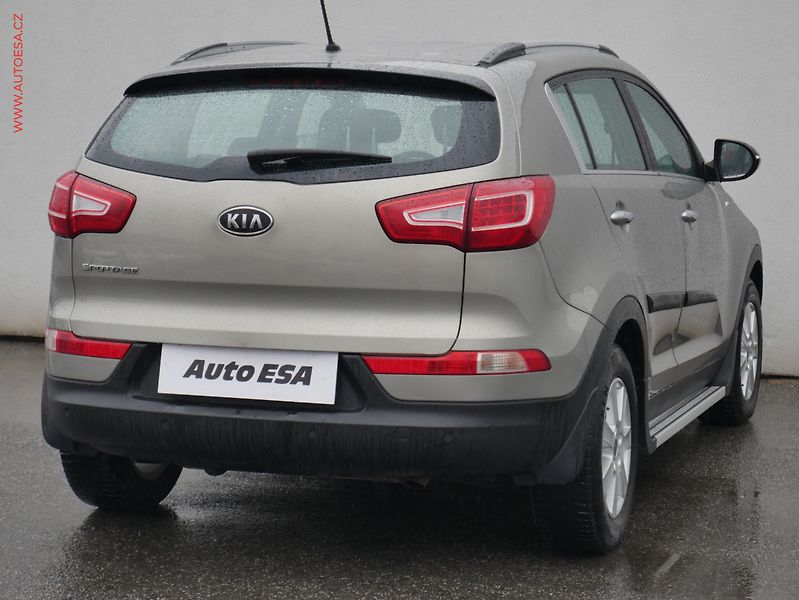 Kia Sportage (2012) 2.0 CRDi 4x4, ČR, AT, park - fotka 4 z 21