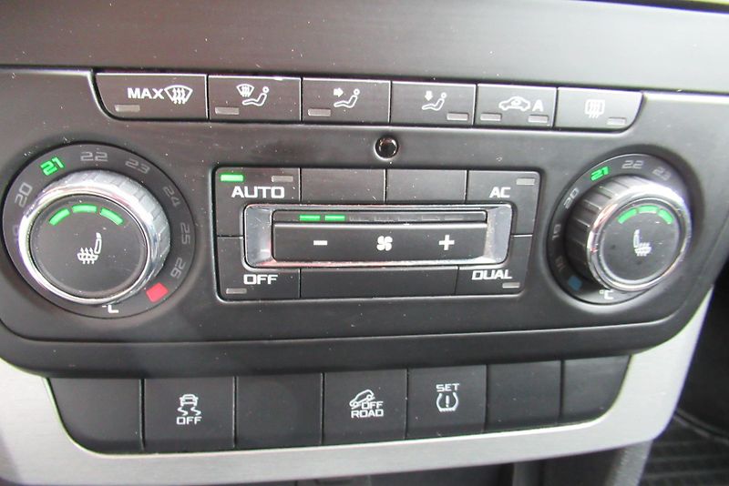 Škoda Yeti 2.0 TDI 4x4 AUT. KLIMA TAŽNÉ - fotka 12 z 31