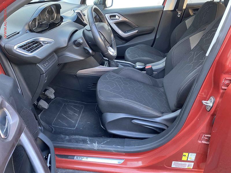 Peugeot 2008 (2015) 1.2PT, Style, navi - fotka 9 z 17