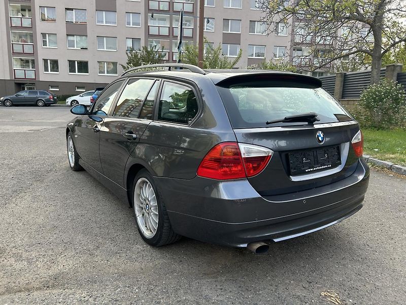 BMW Řada 3 320i  - fotka 4 z 51