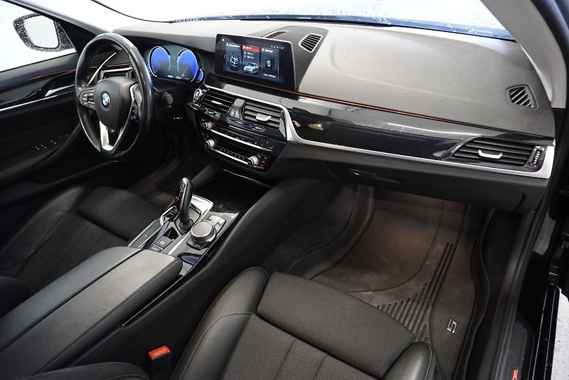 BMW Řada 5 530 D SPORTLINE AUTOMAT - fotka 26 z 28