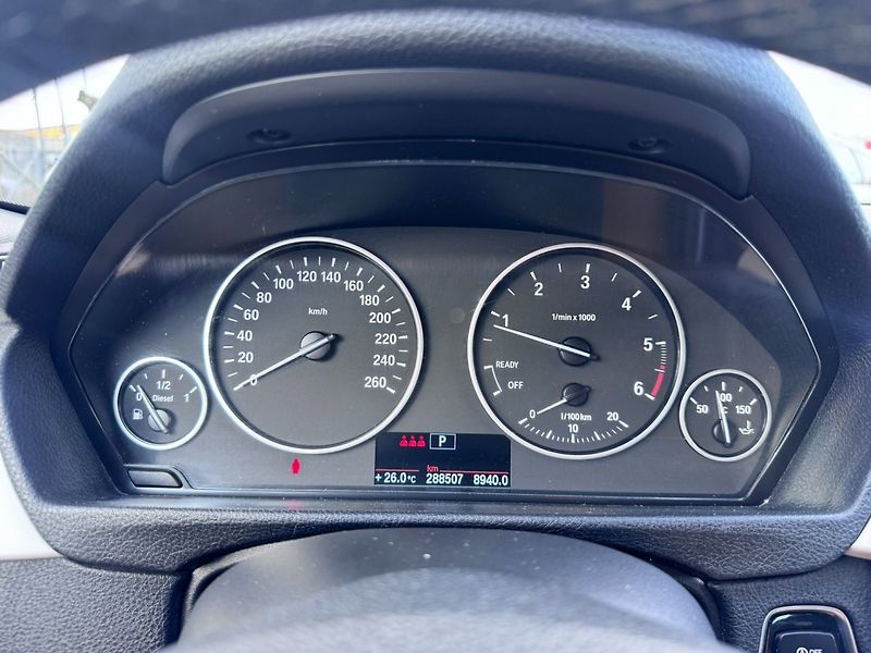 BMW Řada 3 (2013) 318D F11 2,0D 105 KW - fotka 22 z 41