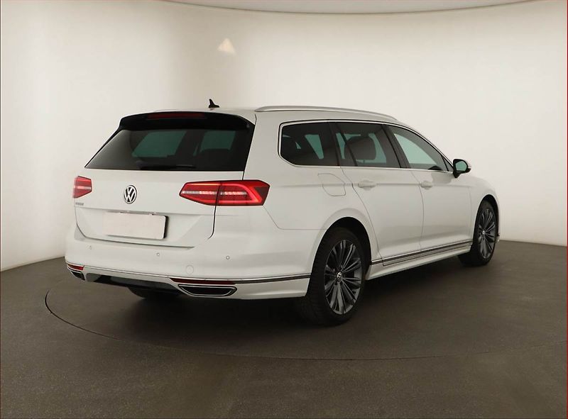 Volkswagen Passat (2019) R-Line 2.0 TDI, 4X4, Automat - fotka 5 z 19