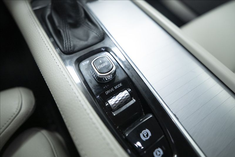 Volvo XC90 2,0 D5 AWD 1. MAJITEL ČR TAŽNÉ - fotka 22 z 44