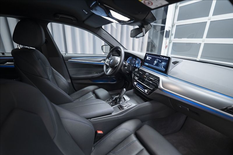 BMW Řada 5 530e xDrive M Sport ČR DPH   2 - fotka 35 z 42