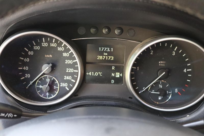 Mercedes-Benz GL 420CDI 4MATIC 225kW - fotka 26 z 48