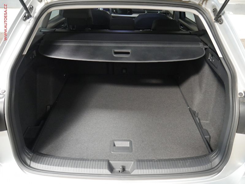 Volkswagen Golf (2021) 1.5 TSi, 2.maj,ČR, LED, park - fotka 7 z 20