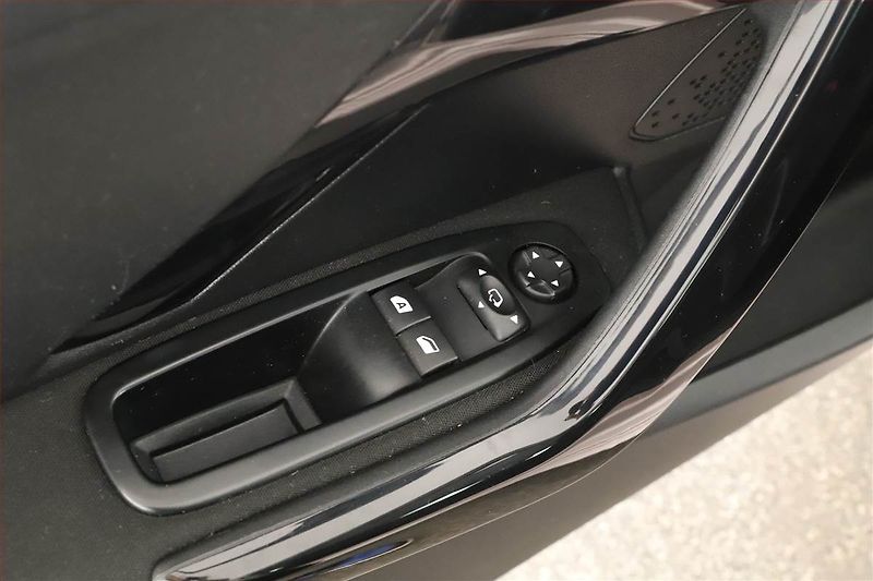 Peugeot 208 (2012) 1.4 VTi, CZ doklady - fotka 8 z 13
