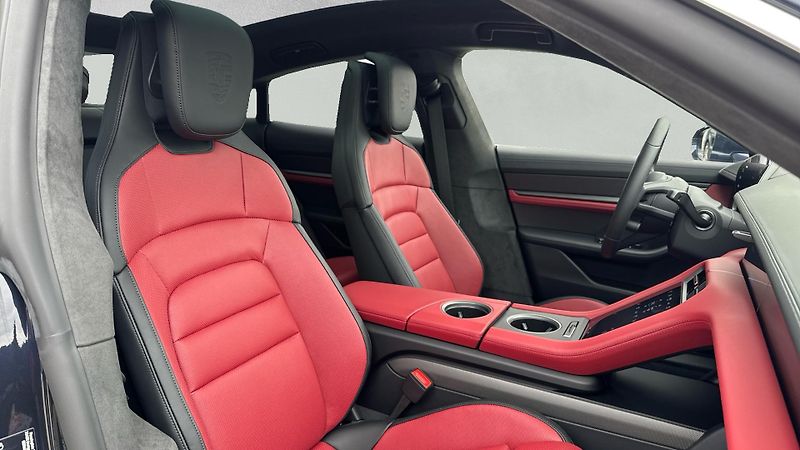 Porsche Taycan 4S - fotka 17 z 25