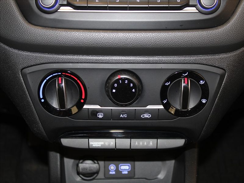 Hyundai i20 1,3 i 55kW Family+ 27 200km! - fotka 11 z 17