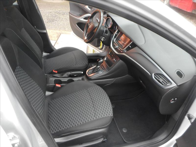 Opel Astra 1,6 CDTi SPORT TOURER - fotka 19 z 28