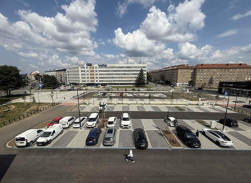 Přes šest set stání mají řidiči od úterý k dispozici v novém parkovacím domě a jeho blízkém okolí mezi brněnskými ulicemi Veveří, Bulínova a Šumavská.