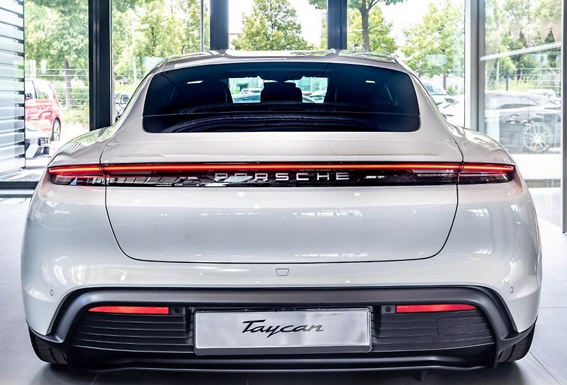 Porsche Taycan 4 SportDesign Matrix ACC 360 - fotka 5 z 22