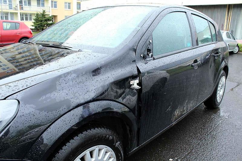 Střet s jelenem odnesla levá strana vozidla.