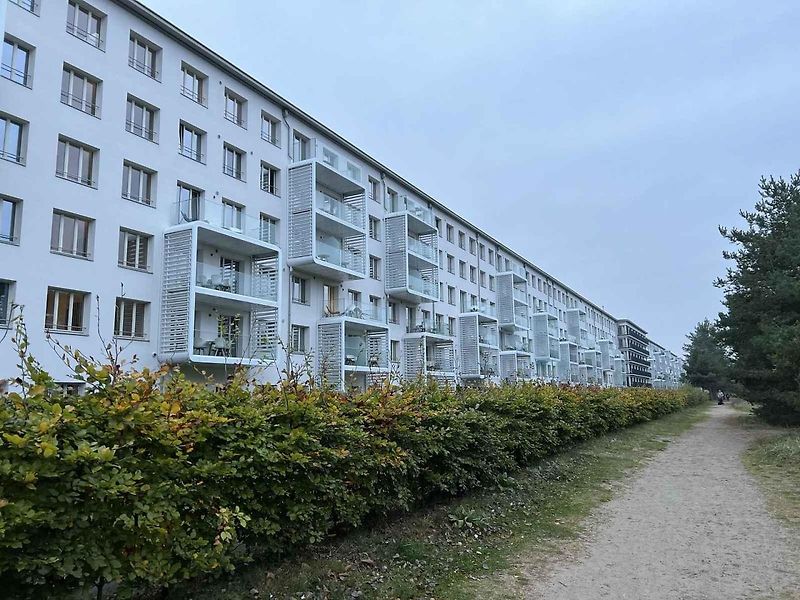 Komplex Prora lemuje překrásná a liduprázdná pláž.