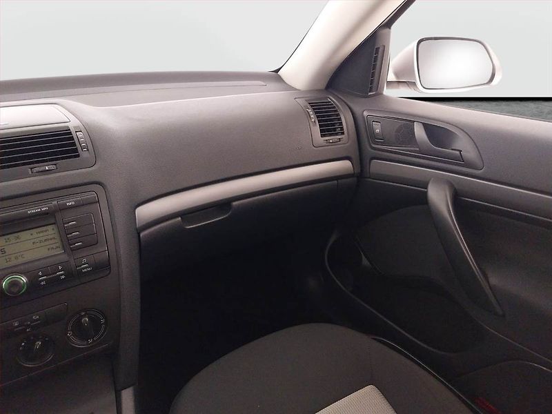 Škoda Octavia (2007) Ambiente Plus 1.9 TDI - fotka 8 z 17