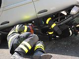 Hasiči se v rámci cvičení Rescue meeting zdokonalovali ve vyprošťování osob z auta, ale také jak uhasit elektromobil - především baterii.