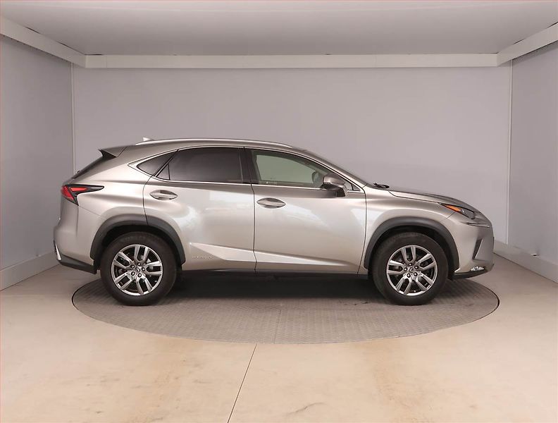 Lexus NX 300h (2018) Prestige 300h - fotka 6 z 16