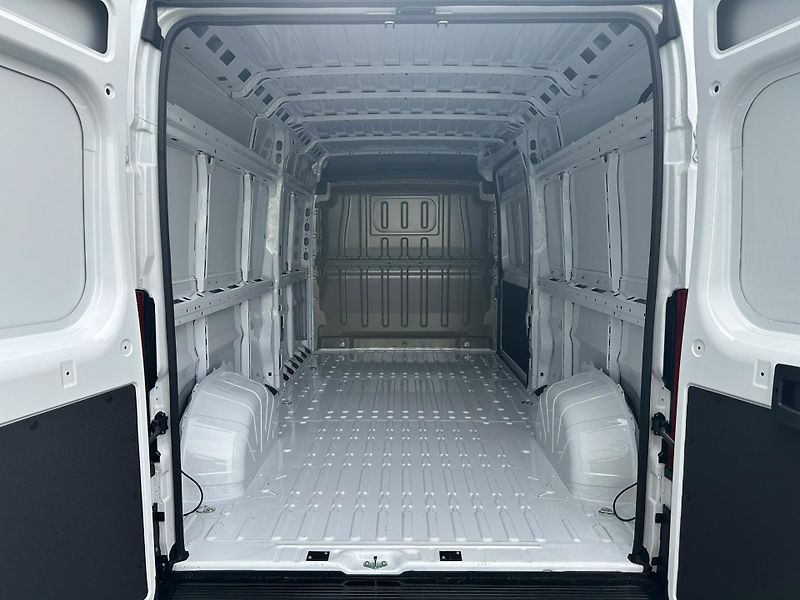 Peugeot Boxer Furgon 3500 L3H2 BlueHDi MAN6 - fotka 10 z 17
