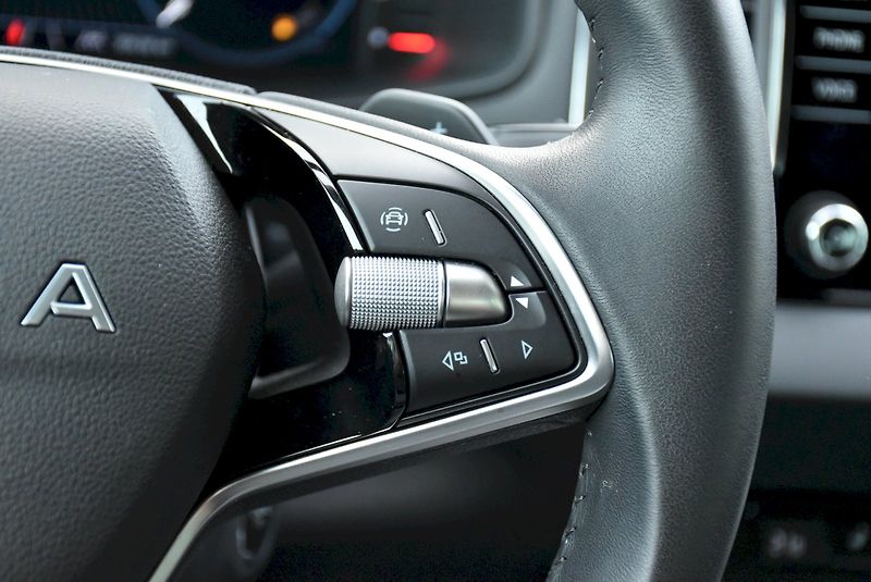Škoda Karoq (2025) Top Selection 2.0 TDI 110kW 4x - fotka 31 z 34