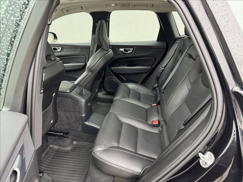 Volvo XC60 2,0 T8 AWD Recharge Plus Dark - fotka 20 z 50