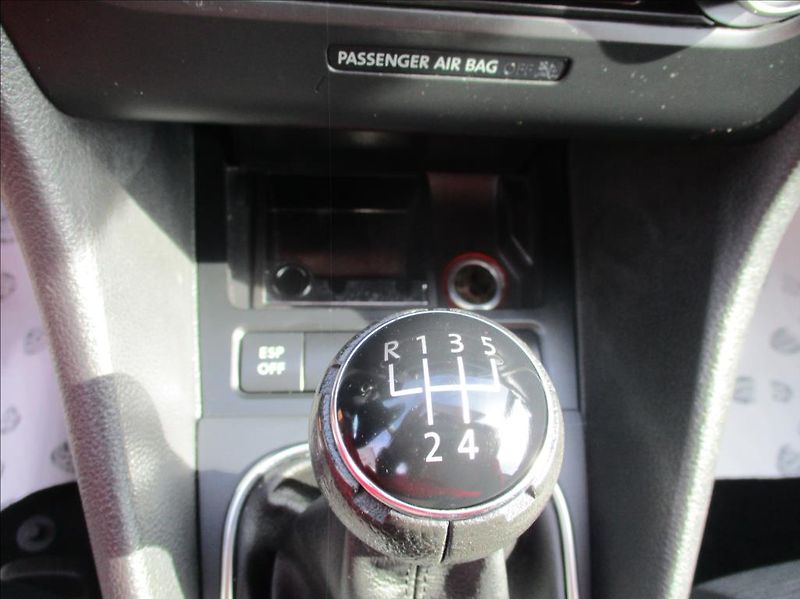Volkswagen Golf 1,6 i, klima,serviska,1.maj., - fotka 18 z 39