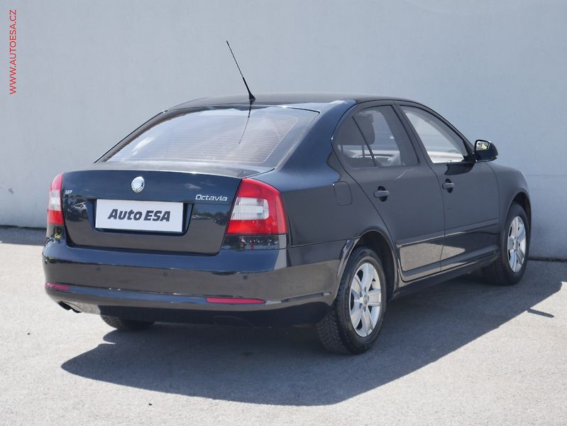 Škoda Octavia (2009) 1.6MPi, 1.maj,ČR, AC, park - fotka 4 z 15