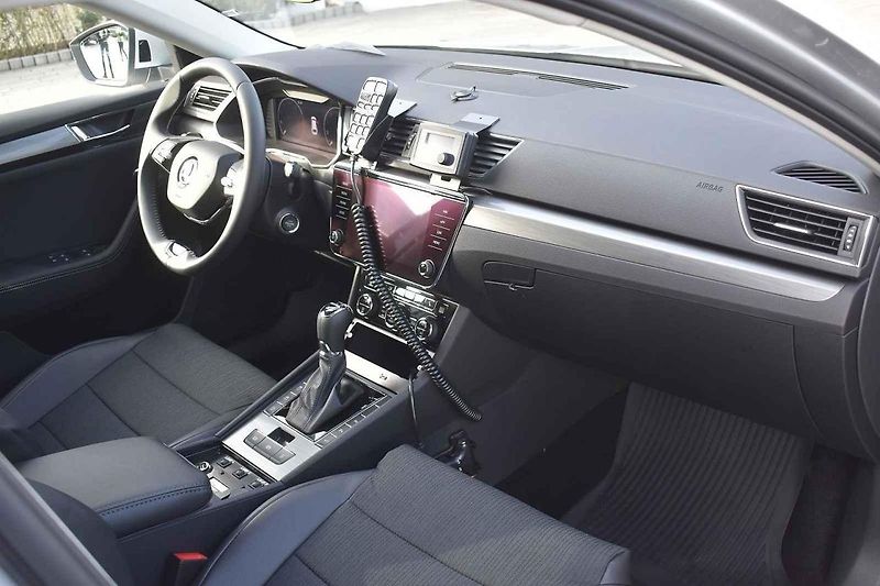 Nové Superby si policisté převzali přímo v areálu automobilky