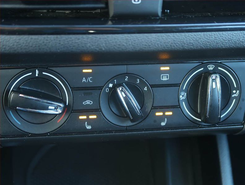 Škoda Kamiq (2020) Ambition Plus 1.0 TSI, ČR - fotka 16 z 19