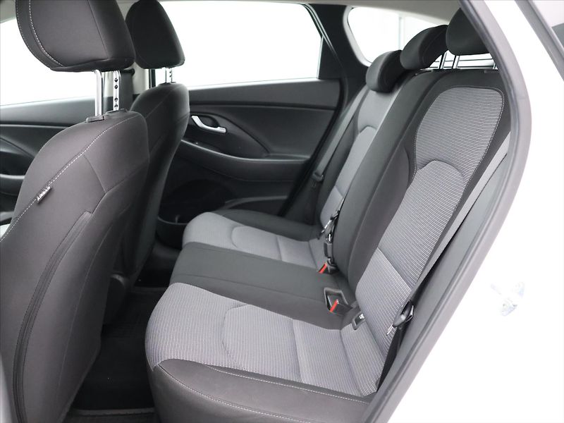 Hyundai i30 1,5 i Comfort Family CZ 2.Maj - fotka 13 z 31
