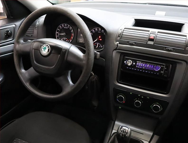 Škoda Octavia (2011) 1.6 TDI, nová STK, slušný stav - fotka 7 z 16