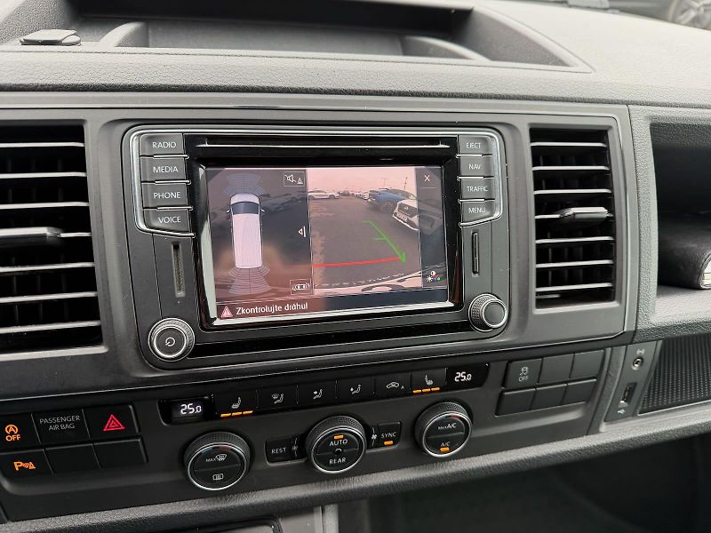 Volkswagen Caravelle (2017) LONG 4x4 DSG 110kW 9MÍST NAVI - fotka 18 z 21