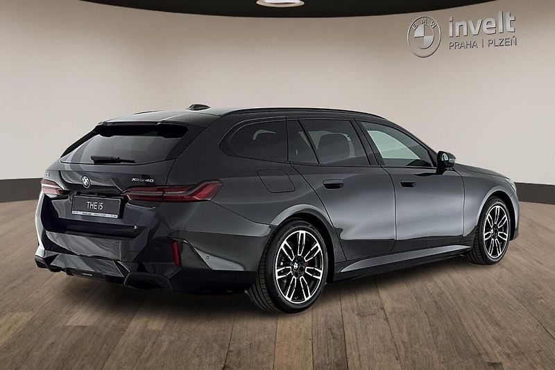 BMW i5 xDrive40 Touring - fotka 3 z 26