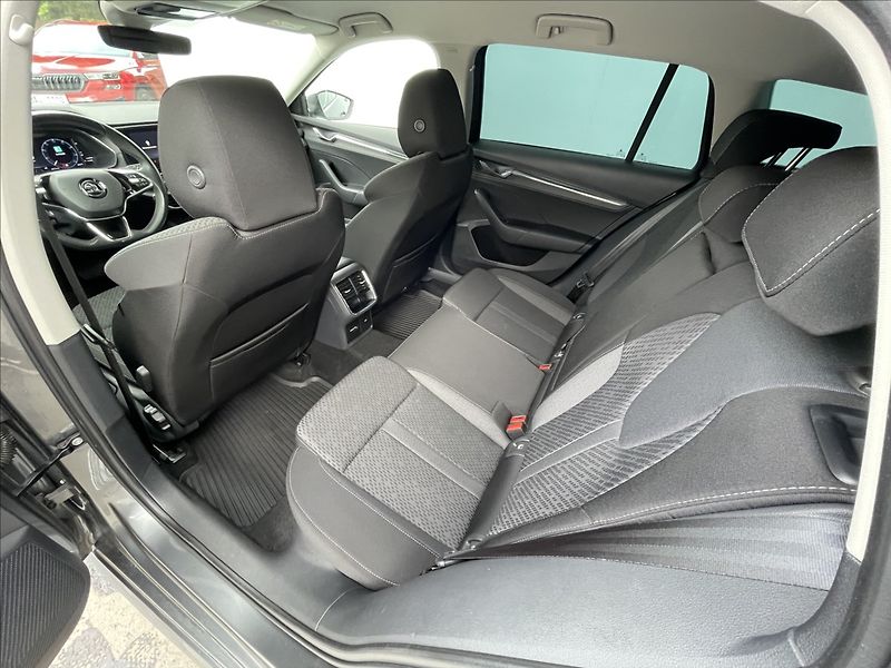 Škoda Octavia 2,0 TDI DSG Combi Style TAŽNÉ - fotka 17 z 23