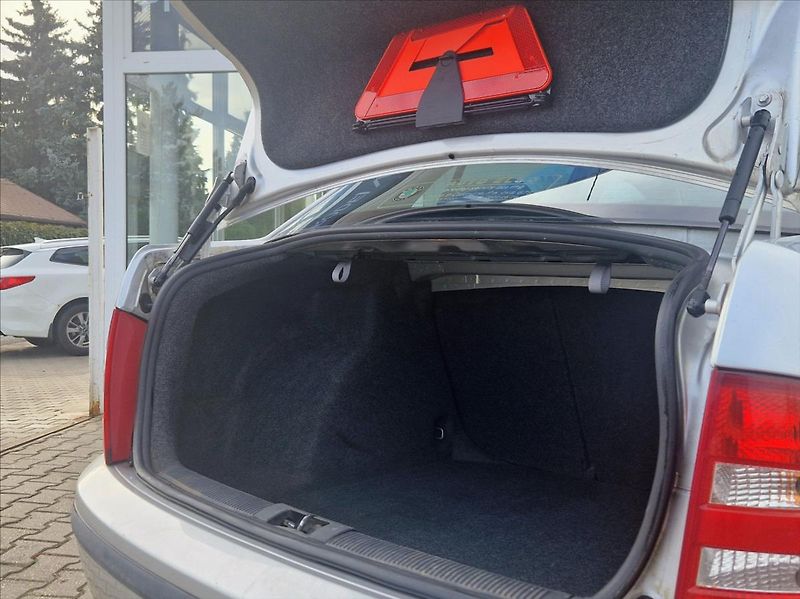 Škoda Fabia 1,4 i 16V AC HEZKÝ NÁJEZD - fotka 10 z 22
