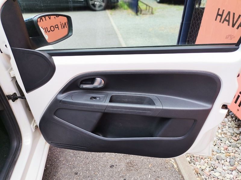 Volkswagen up! (2014) 1.0MPi 44kw Automat PDC ČR - fotka 14 z 27