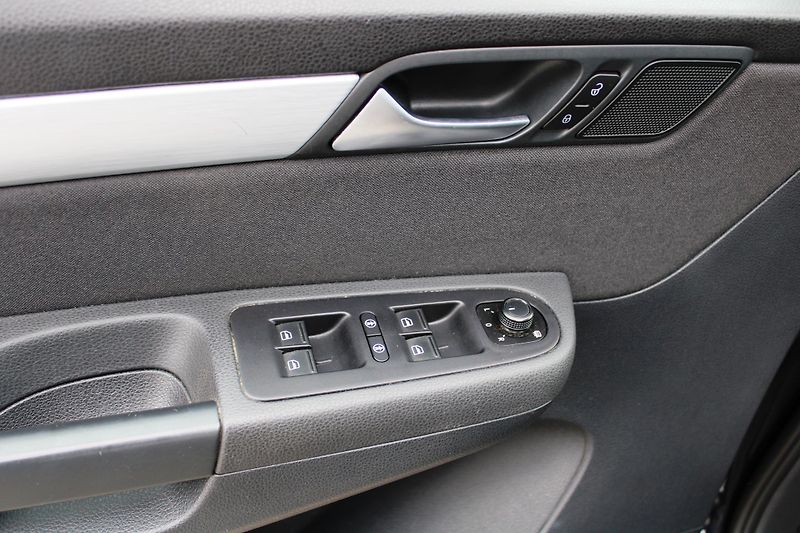 Volkswagen Sharan (2016) 2,0TDI KLIMA NAVI 7MIST - fotka 22 z 30