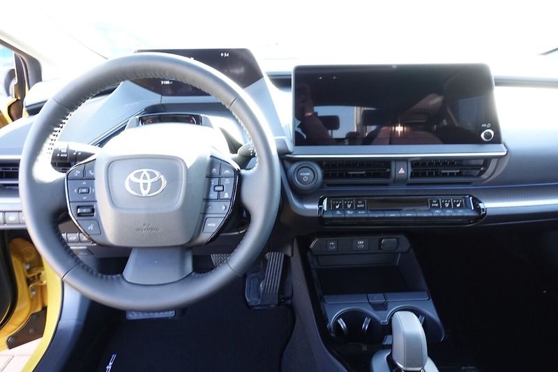 Toyota Prius 2,0 PHEV Executive sada komple - fotka 18 z 36
