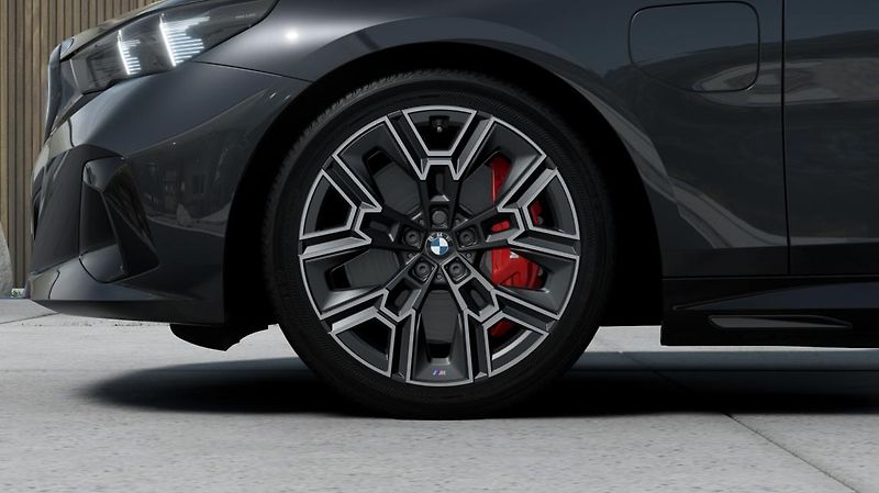 BMW Řada 5 550e xDrive Touring - fotka 8 z 14