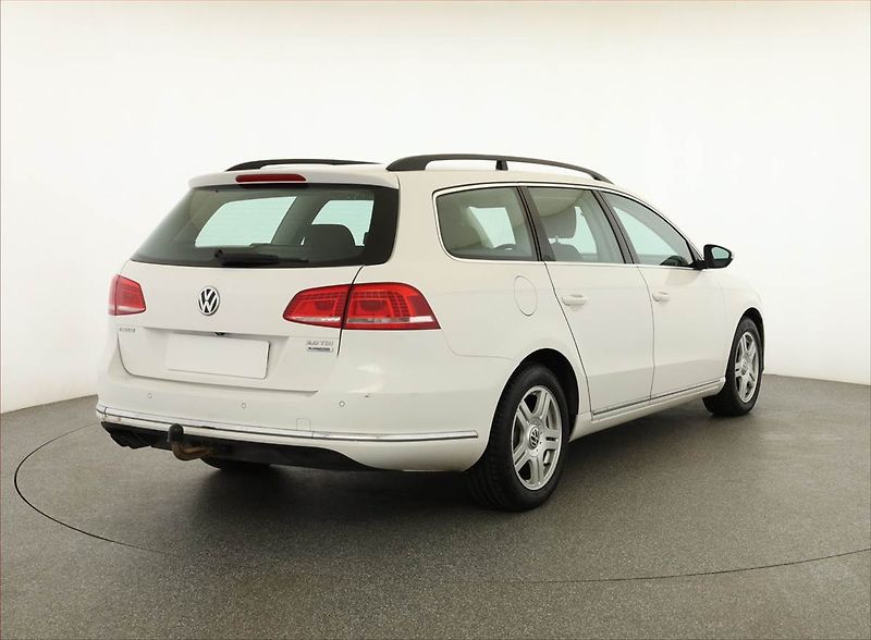 Volkswagen Passat (2012) 2.0 TDI, Xenony, Tempomat - fotka 5 z 16