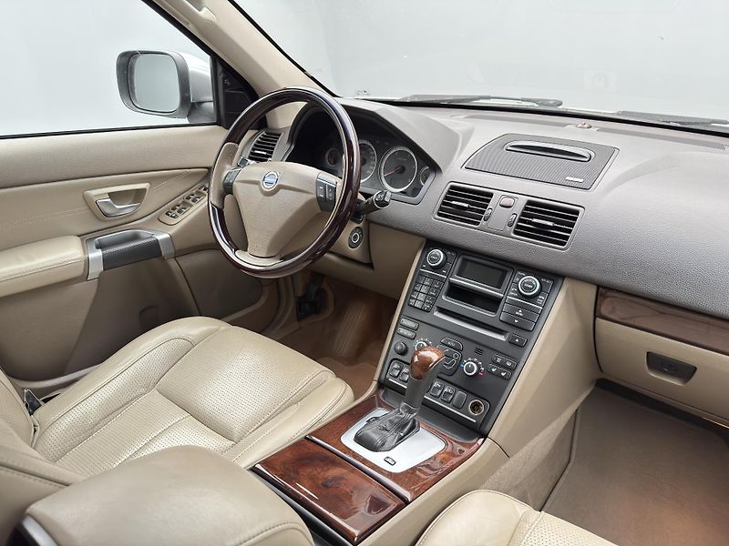 Volvo XC90 D5 AWD EXECUTIVE AUT CZ - fotka 25 z 36