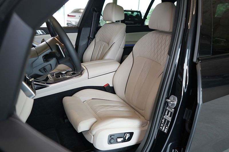 BMW X7 M60i xDrive, Masáž, Skylounge - fotka 21 z 50