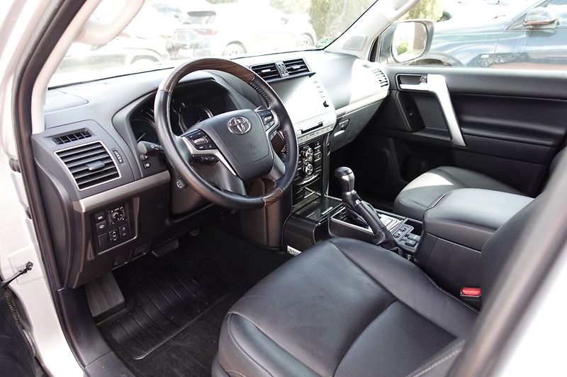 Toyota Land Cruiser 2.8 D-4D Executive Family 7mís - fotka 13 z 38