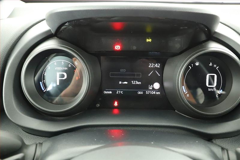 Toyota Yaris (2023) Comfort Style Tech 1.5 VVT-i - fotka 8 z 14