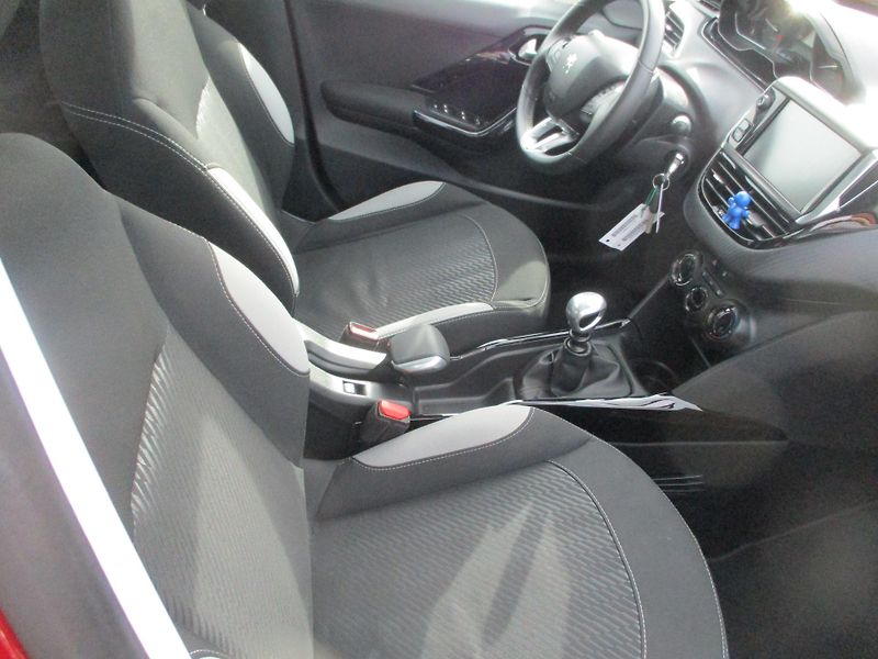 Peugeot 2008 (2019) 1,2 Pure Tech - fotka 6 z 12