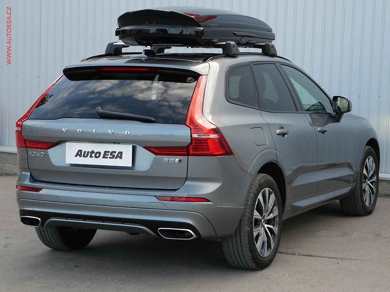 Volvo XC60 (2019) 2.0 D 4x4, R-design, AT, LED - fotka 4 z 24