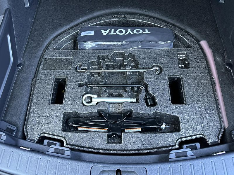 Toyota Corolla TS 2.0 HEV GR DYNAMIC JBL - fotka 23 z 28